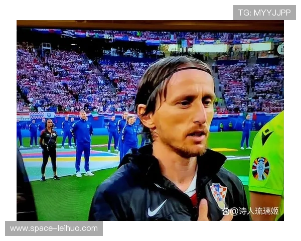 终场哨响，克罗地亚老将莫德里奇跪地掩面