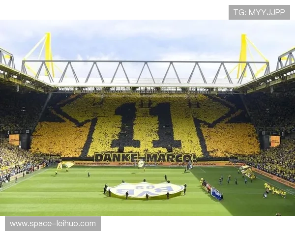 多特蒙德威斯特法伦球场TIFO致敬罗伊斯，队长袖标传承仪式