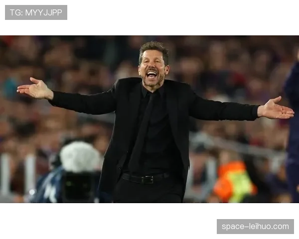 特写镜头：马竞主帅西蒙尼在争议判罚后怒踢水瓶被出示黄牌